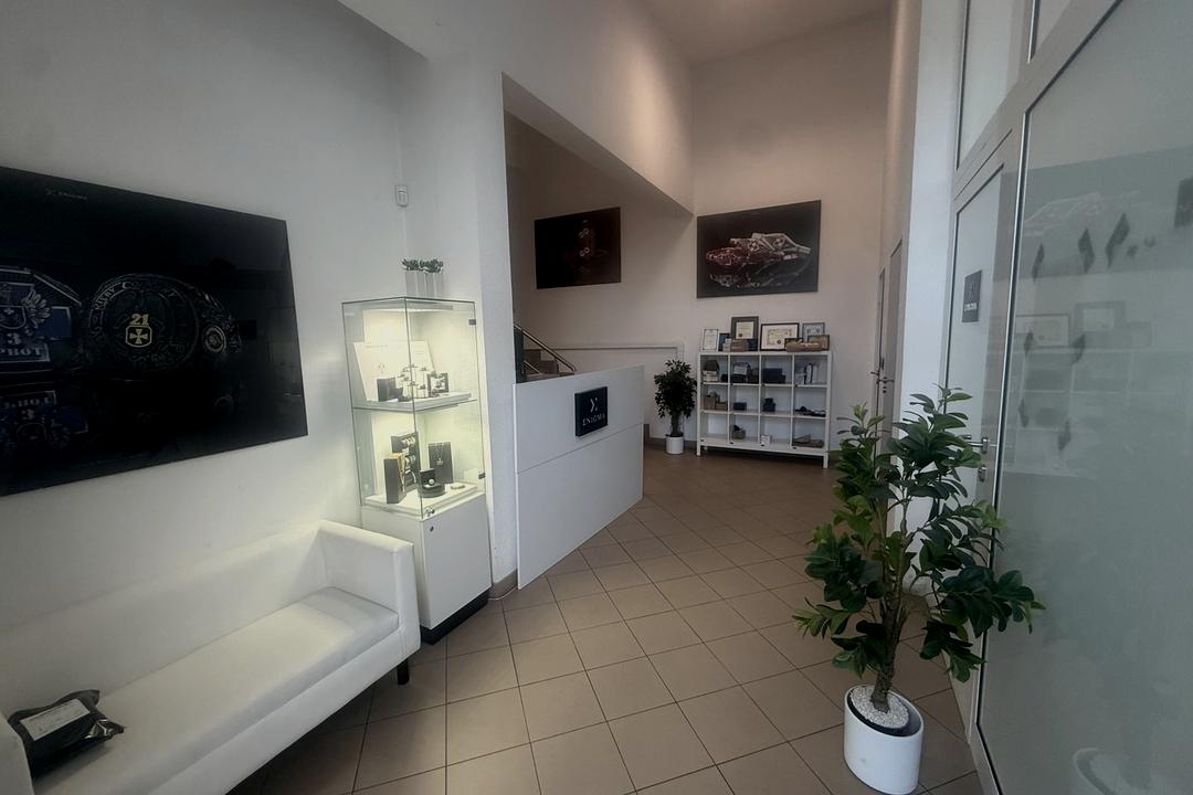 Showroom ENIGMA w Świdnicy — witryna z biżuterią i recepcja